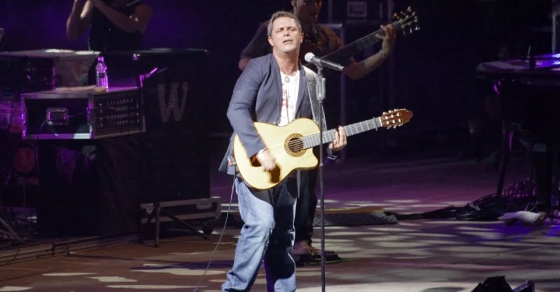 Alejandro Sanz playing guitar