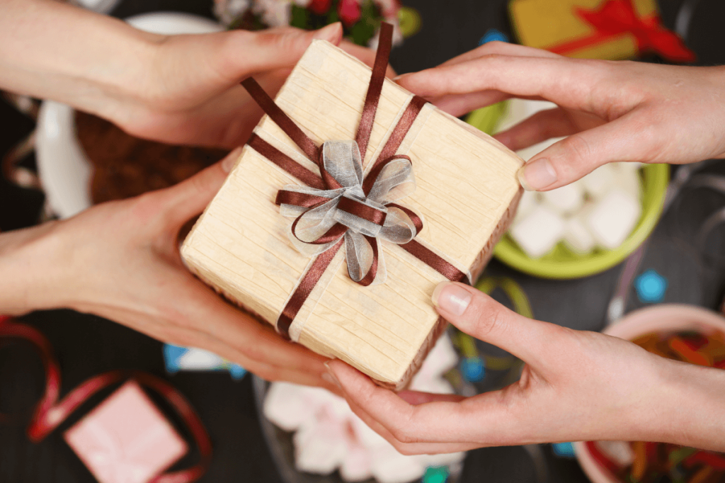 Here are 7 ideas for giving gifts without breaking the bank
