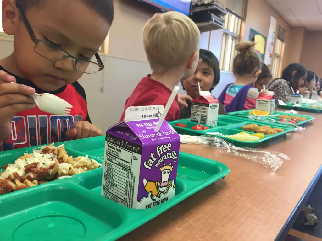 children eating lunch at a table