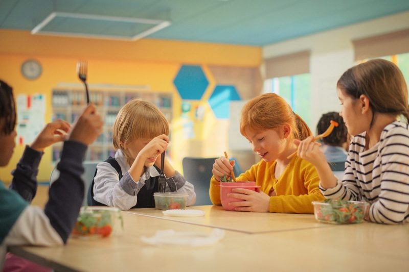 kids smiling and eating lunch