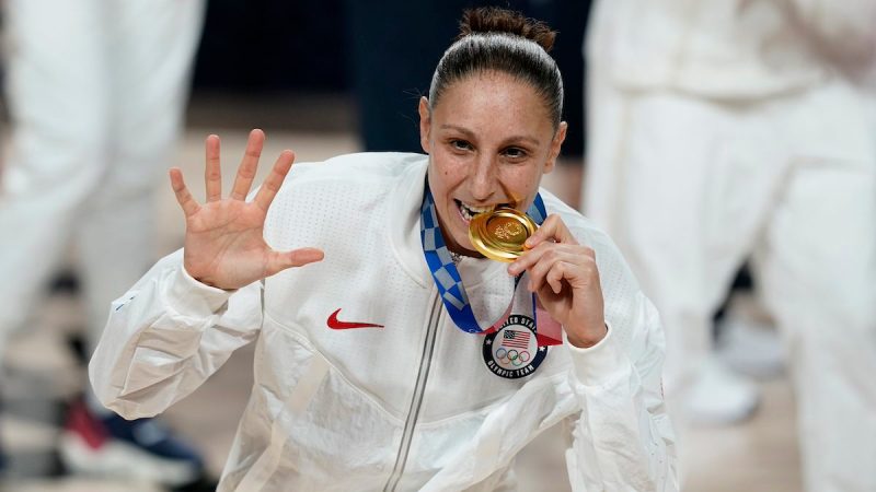Diana Taurasi biting gold medal
