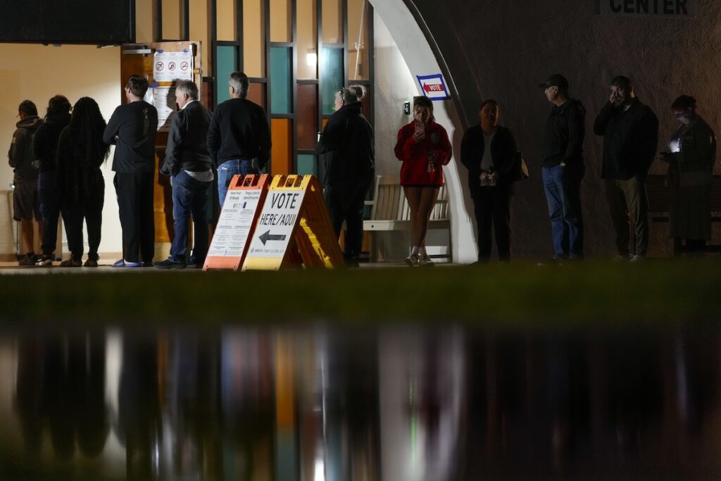 voters stand in line