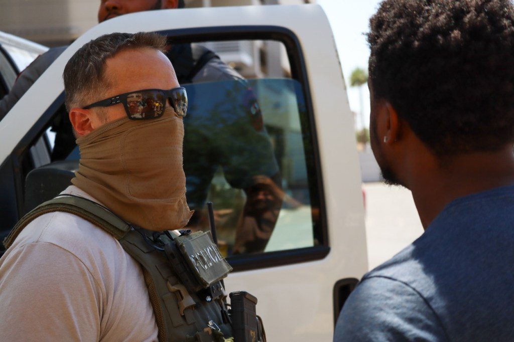 Is it illegal to warn your neighbors about an ICE raid in Arizona?