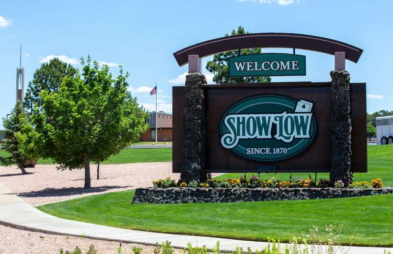 a sign outside a building that says Show Low